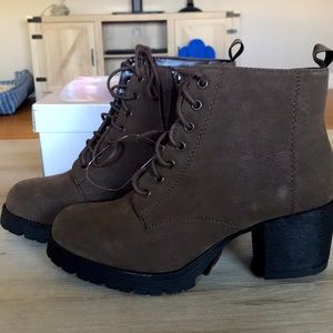 Brown lace up boots, size 7.5